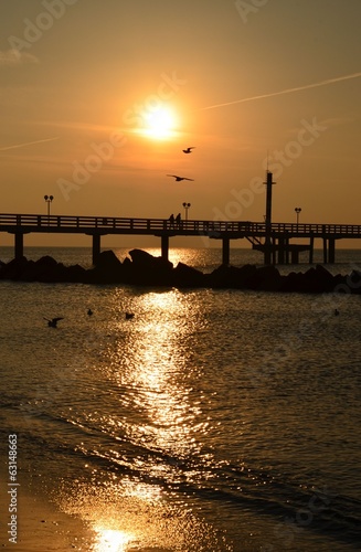 Sonnenuntergang an der Seebrücke mit Möwen