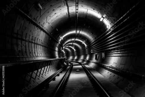 Deep metro tunnel © annavaczi