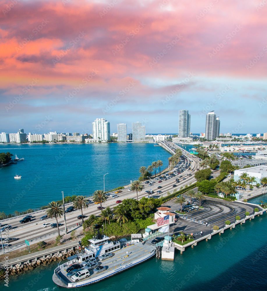 Obraz premium Beautiful cityscape of Miami along the sea