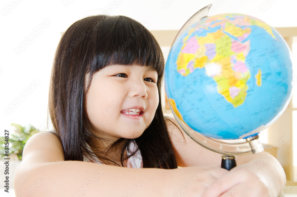 Fototapeta premium Child and globe