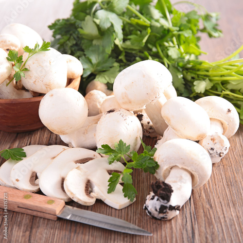 raw mushrooms and parsley