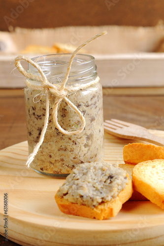 Melba toasts with mushroom spread