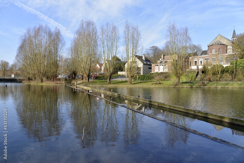 Fototapeta premium Le ruisseau Pede entre ses murs