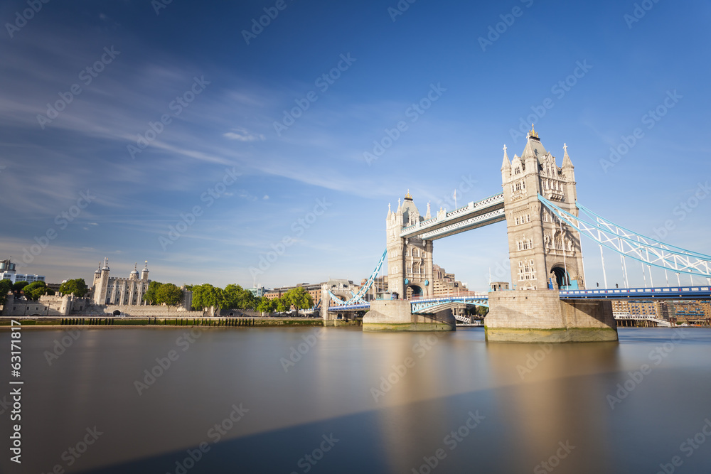 Fototapeta premium Tower Bridge in London with blue sky