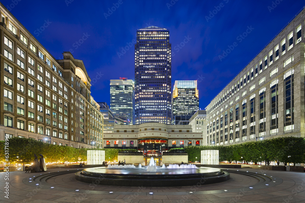 Fototapeta premium Cabot Square In London at night