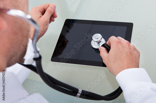 Canvas Print Doctor analyzing the health of tablet computer