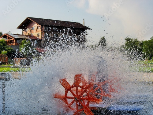 Electric paddle wheel aerator