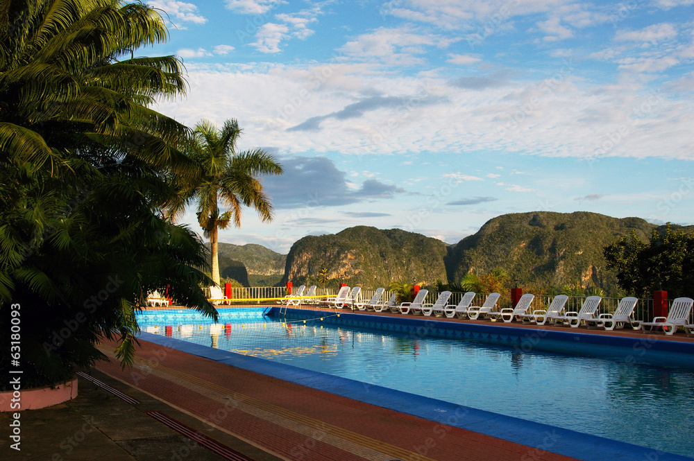 Piscine extérieure d'hôtel.