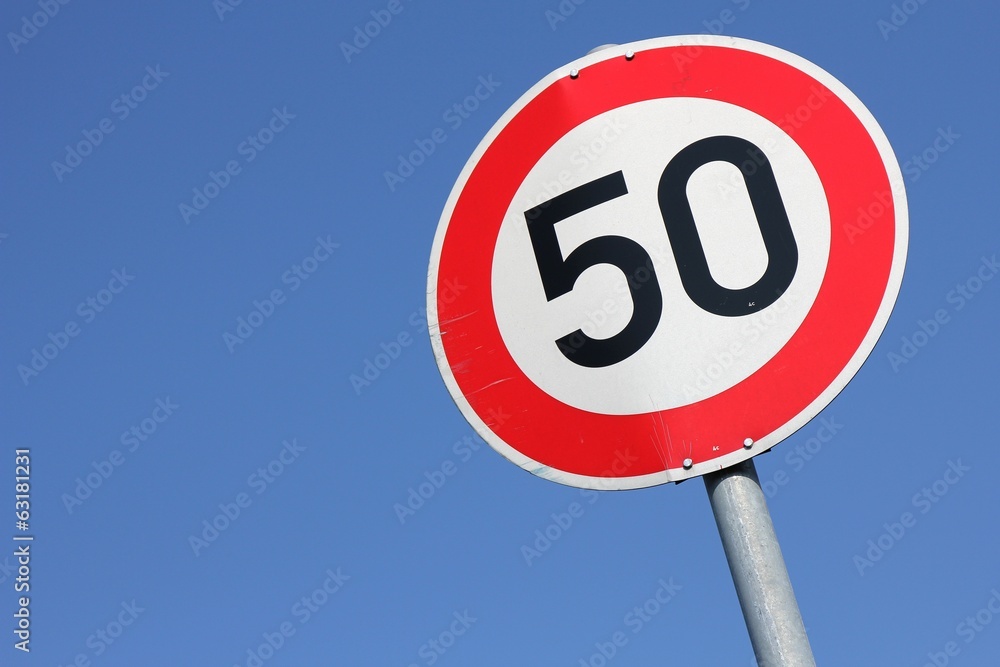 Deutsches Verkehrszeichen: zulässige Höchstgeschwindigkeit 50 km/h Deutsches Verkehrszeichen: zulässige Höchstgeschwindigkeit 50 km/h