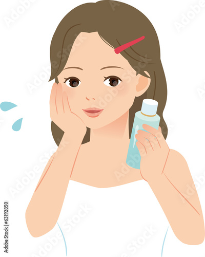 化粧水を肌に付ける女性
