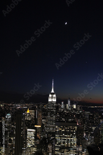 New York vue aérienne de nuit avec la lune