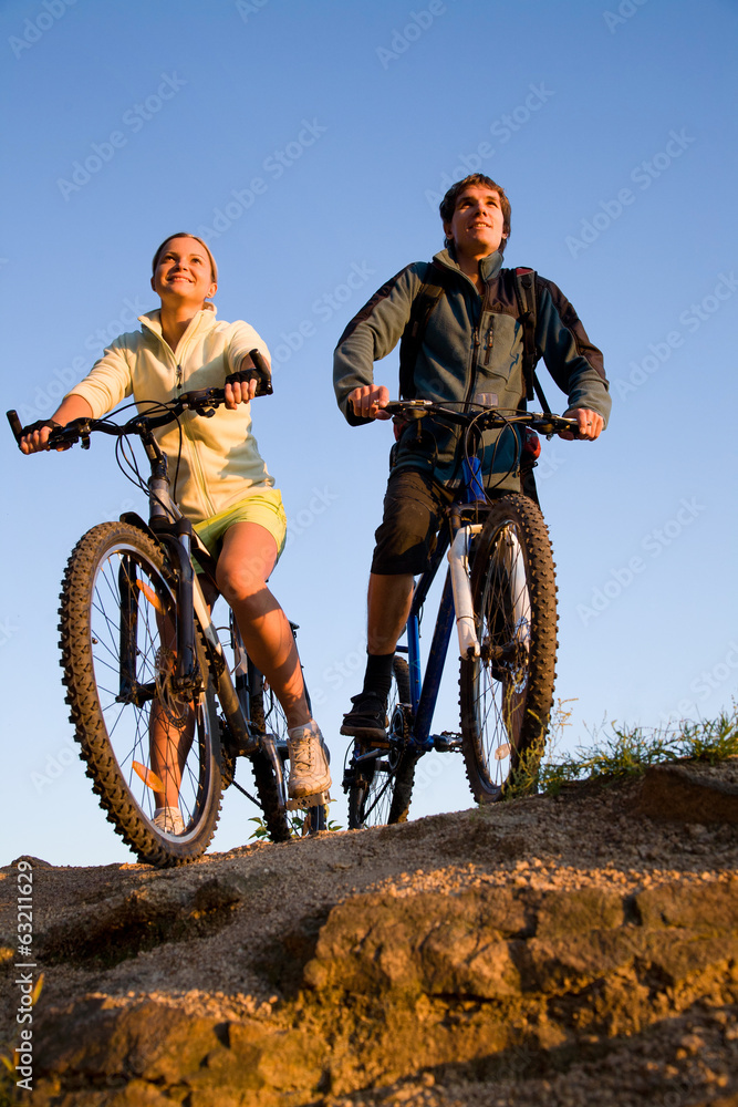 Obraz premium Couple of bicycles on sunset