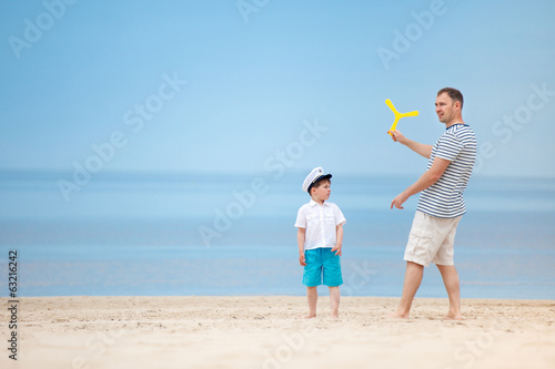Canvas Print Father and son playing together on the beach