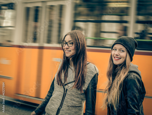 Wallpaper Mural urban friends Torontodigital.ca