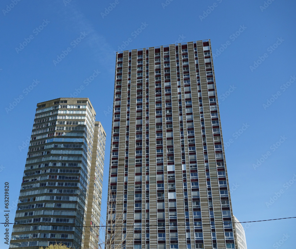 Fototapeta premium Bâtiment urbain sur fond de ciel bleu