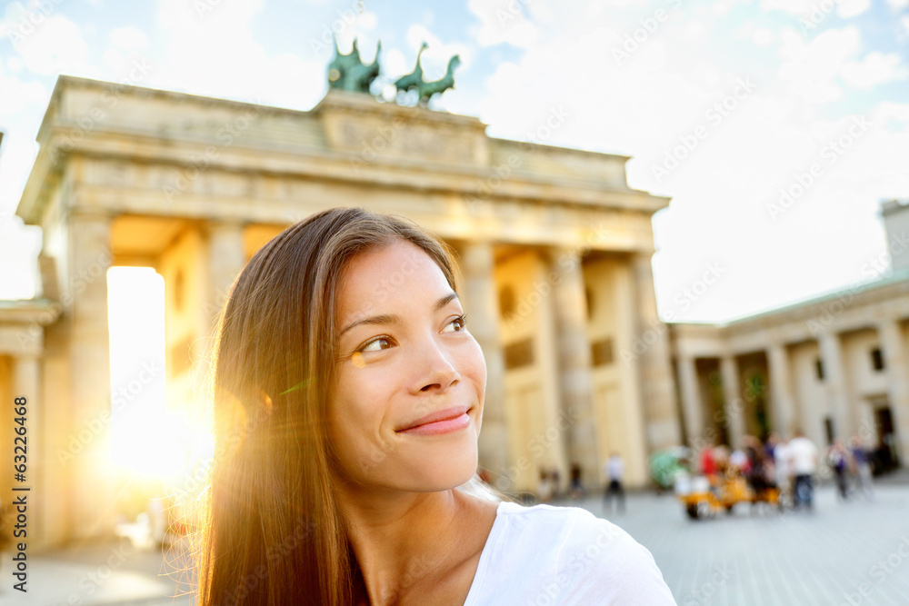 Fototapeta premium Berlin people - woman at Brandenburg Gate