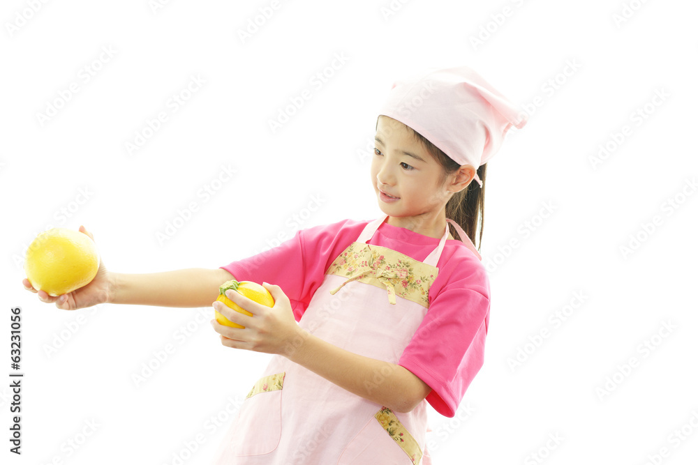果物を持つ笑顔の女の子 果物を持つ笑顔の女の子