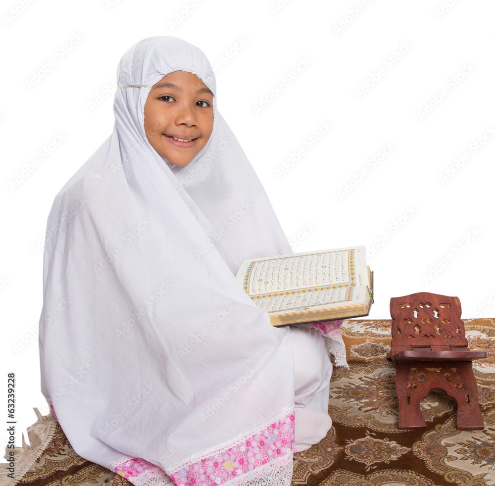 Islamic | Reading Quran Wallpaper Download | MobCup