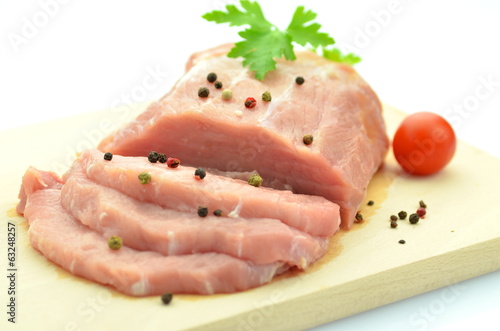 surowe mięso wieprzowe na desce do krojenia