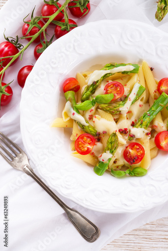 Noodles with asparagus in cream-cheese sauce