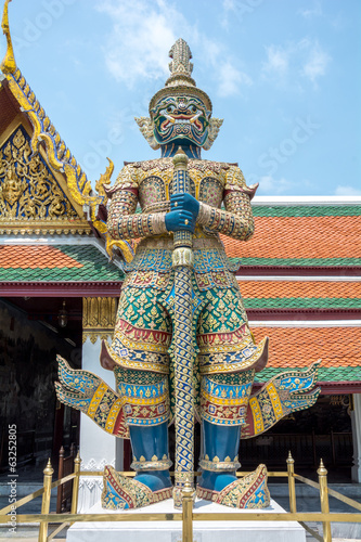 Giant in wat pha kaew temple 2 © chachamp