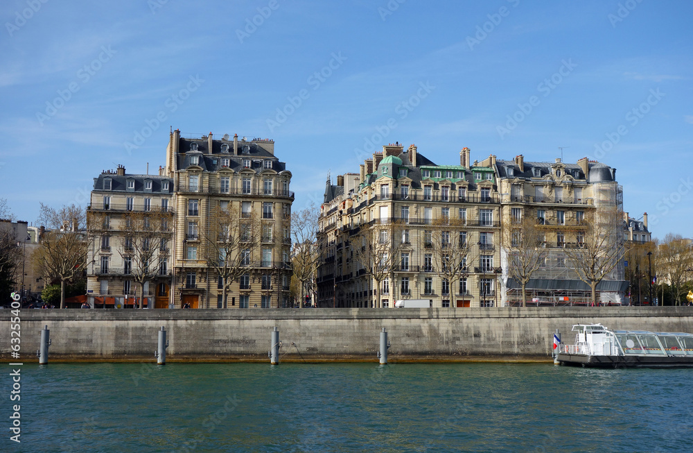 Immeubles parisiens avec vue sur la Seine