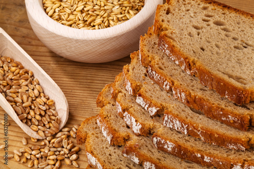 Brotschnitten aus dunklem Brot photo