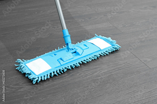 Fotografía house cleaning - mop washing wooden floor