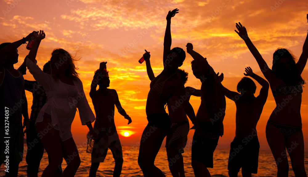 Fototapeta premium Young adults enjoying a tropical beach party