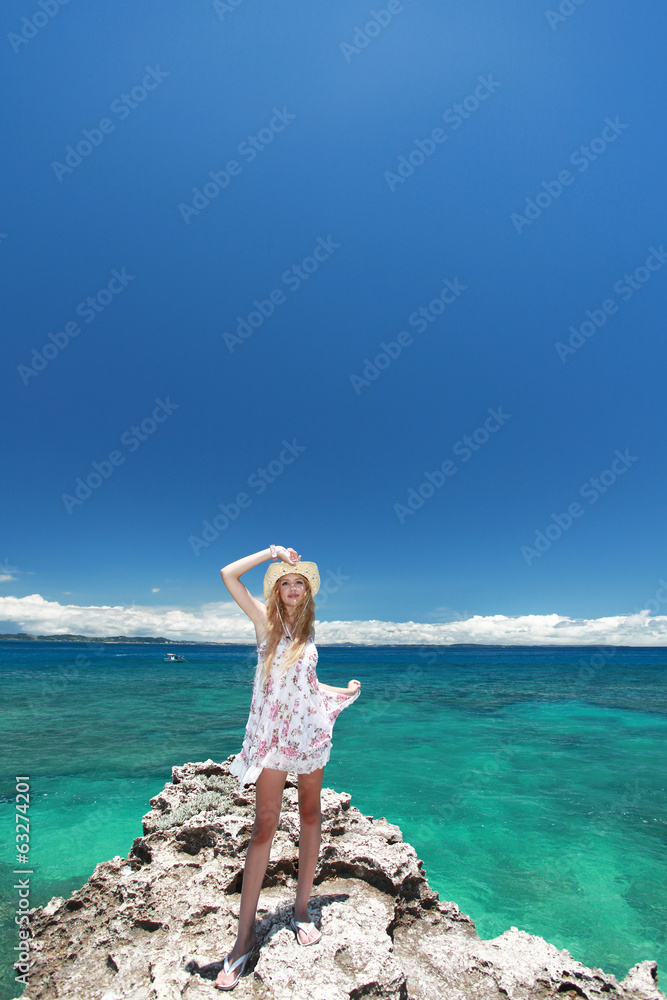 コマカ島の海辺で遊ぶ笑顔の女性