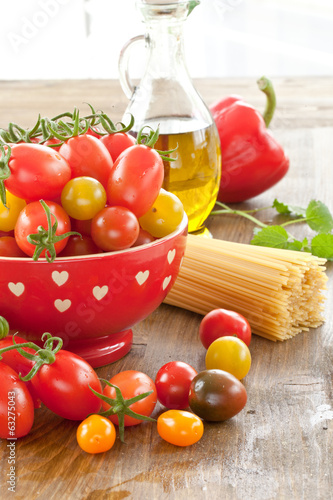 Verschiedene frische Tomaten und Pasta