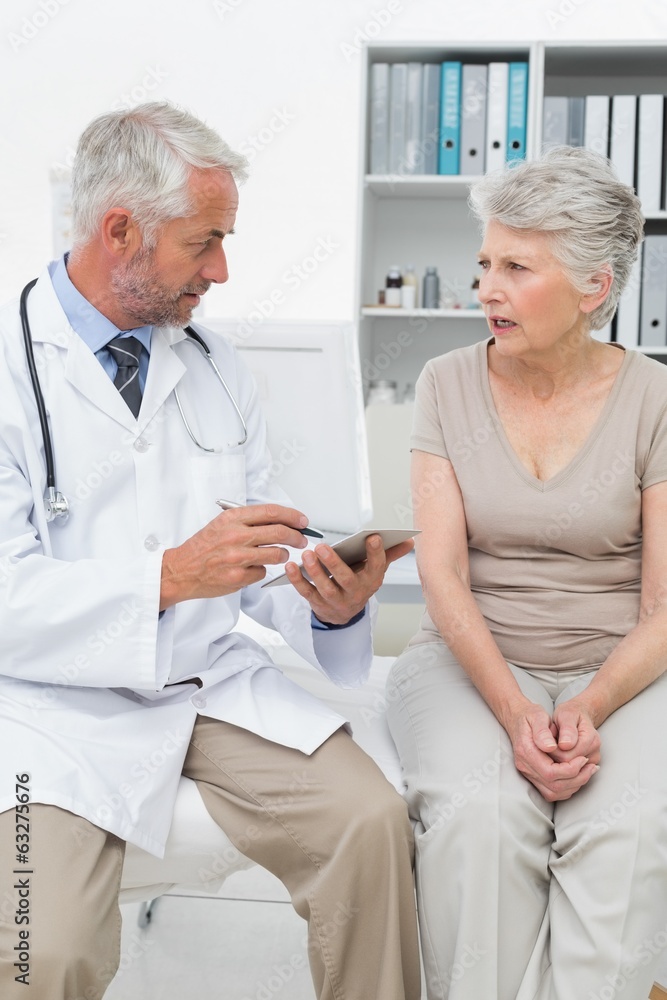 Obraz premium Female senior patient visiting a doctor