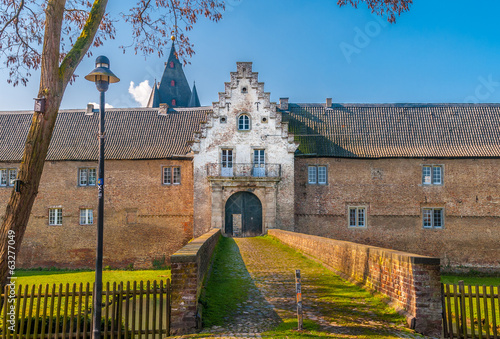 Wallpaper Mural 2877 Hülchrath - Zugang zum Torhaus Schloss Torontodigital.ca