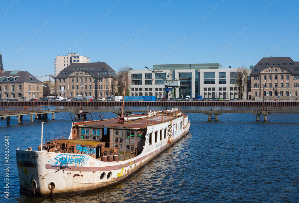 Obraz premium Wrack auf der Spree