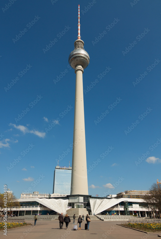 Obraz premium Fernsehturm Berlin mittig