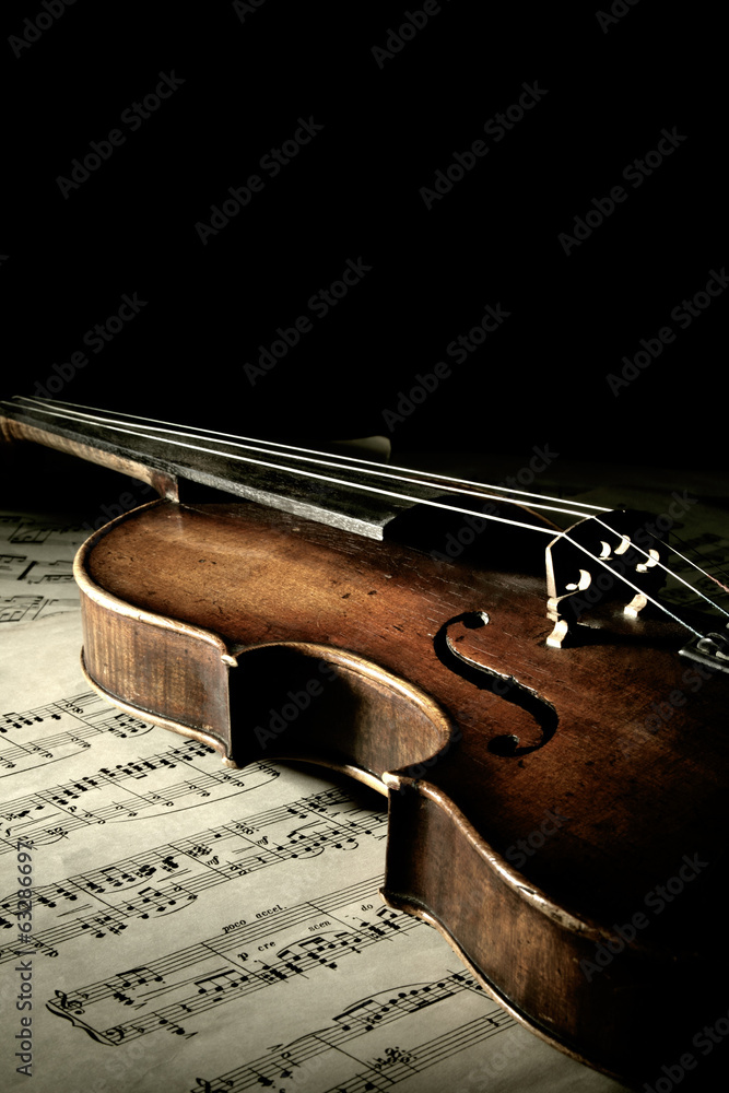 Fototapeta premium Stare skrzypce porysowane w cieniu