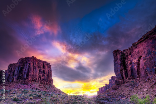 Sunset in the Utah Desert © dfikar