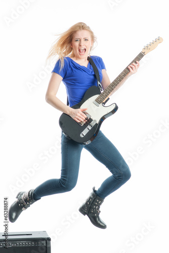 Blondine mit E-Gitarre