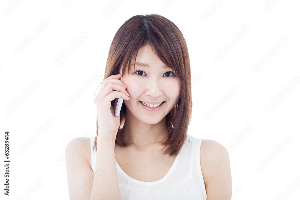 携帯電話で話す女性