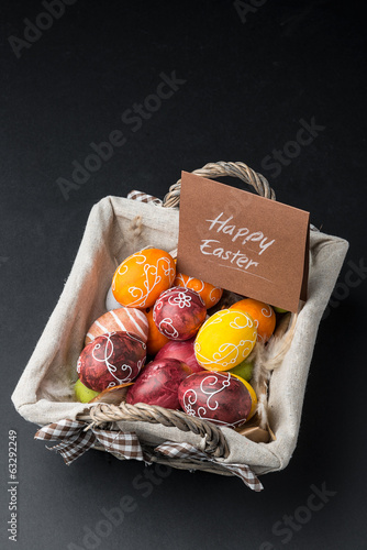 Obraz na płótnie Easter Eggs on basket w salonie