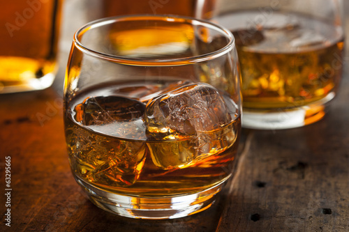 Naklejka Alkoholowy Whisky Bourbon w szklance z lodem