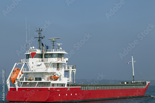Frachtschiff auf der Ostsee bei Kiel, Deutschland