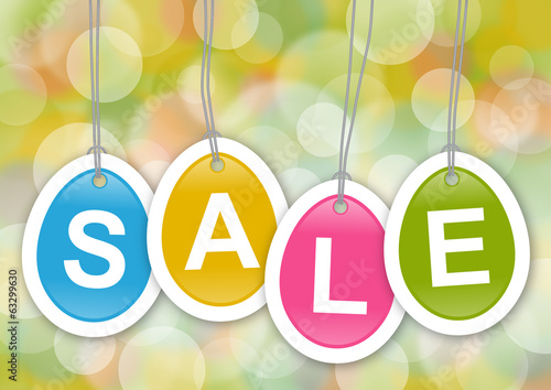 Bunte, eiförmige Anhänger mit Text SALE vor Bokeh-Hintergrund