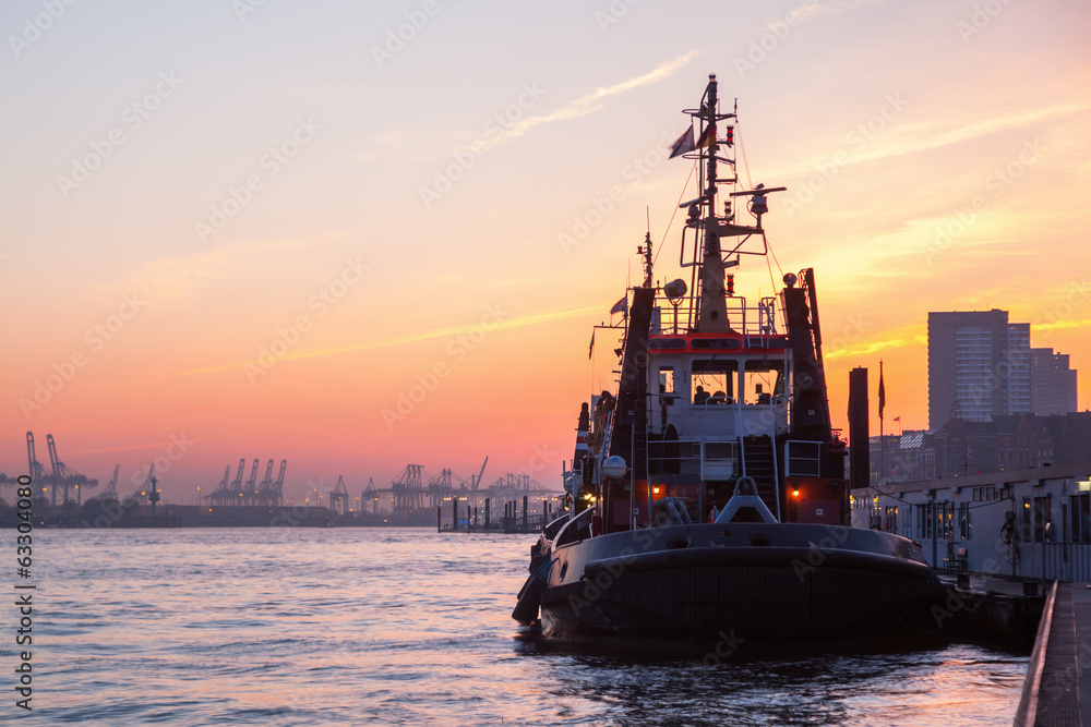 Schlepper im Hafen von Hamburg bei Sonnenuntergang