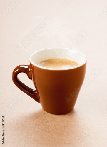 Caffè espresso in tazza marrone