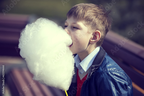 kids eating cotton candy