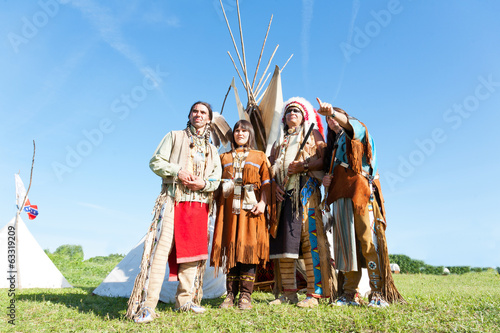 Obraz na plátně Group of North American Indians about a wigwam