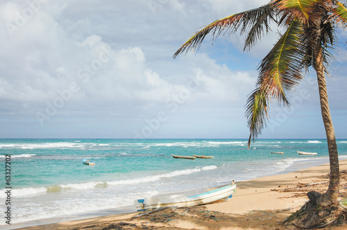 Fototapeta Naklejka Na Ścianę i Meble -  Boat on a tropical beach