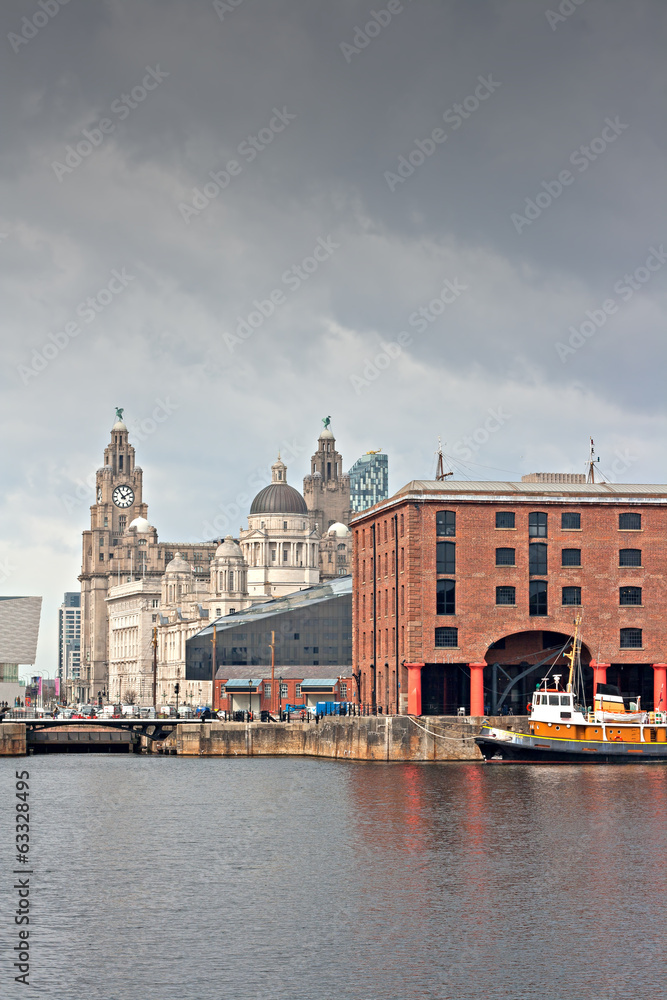 Obraz premium Albert Dock and Liver Buildings Liverpool UK