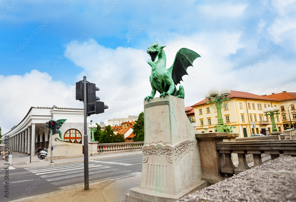 Statue and bridge of the Dragon
